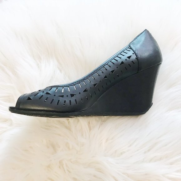 Moving Sale!! GUC Kenneth Cole Reaction Perforate Wedge - Chill 2 The Bone 10M - Picture 9 of 13